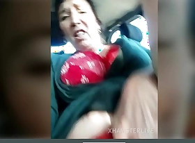 Granny with a queasy pussy